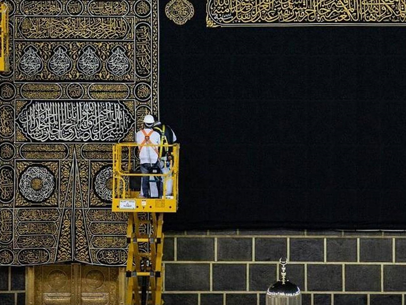 استبدال كسوة الكعبة المشرفة ونقلها إلى المسجد الحرام